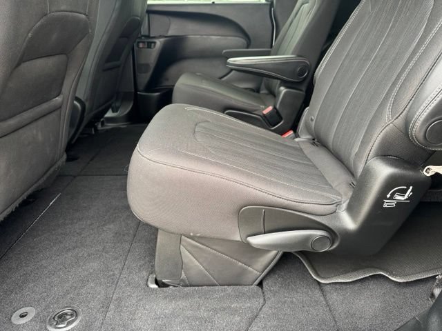 Used 2019 Chrysler Pacifica Touring Plus w/ S Appearance Package FWD image 7
