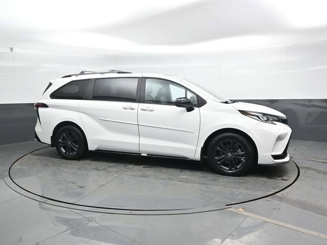Used 2025 Toyota Sienna XSE image 3