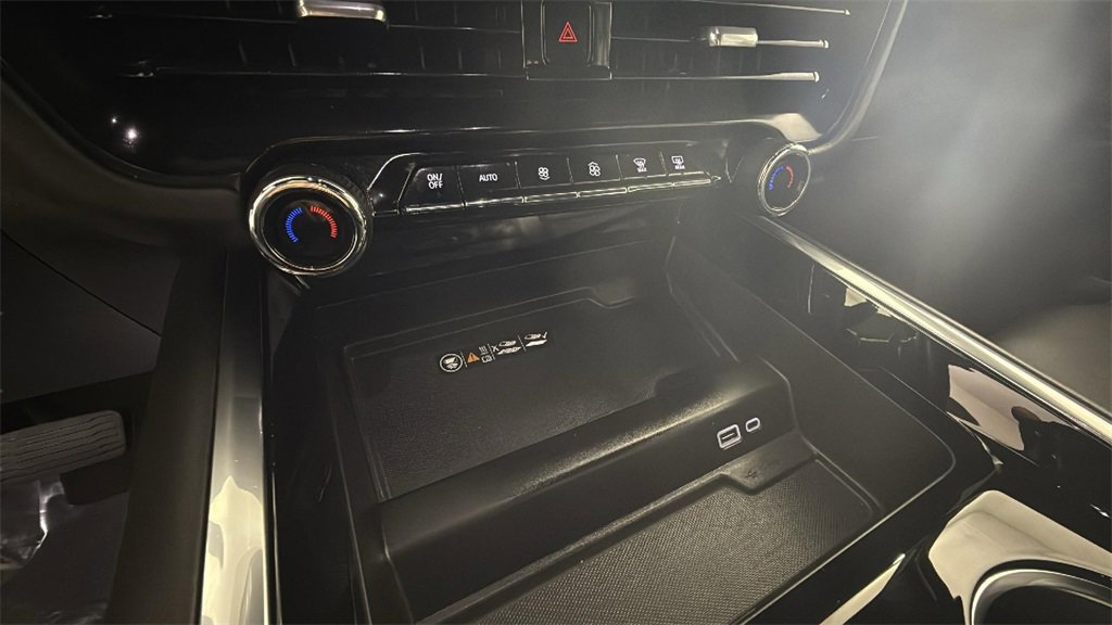 Used 2025 Chevrolet Suburban Z71 image 23