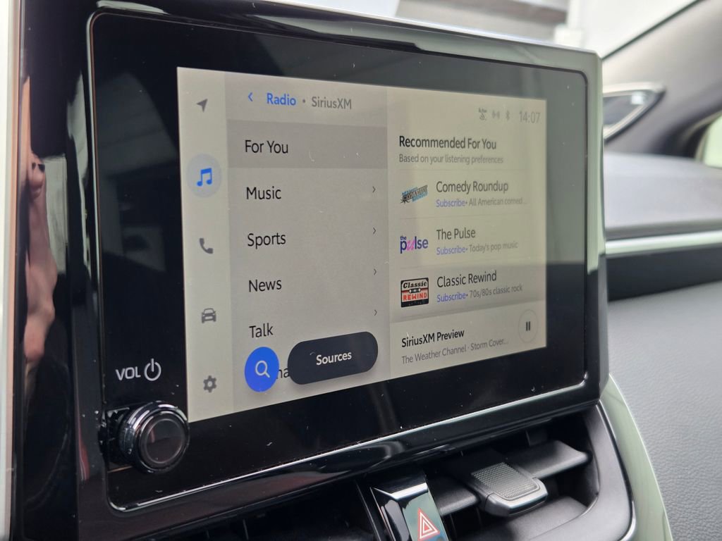 Used 2023 Toyota Corolla SE w/ SE Package image 2