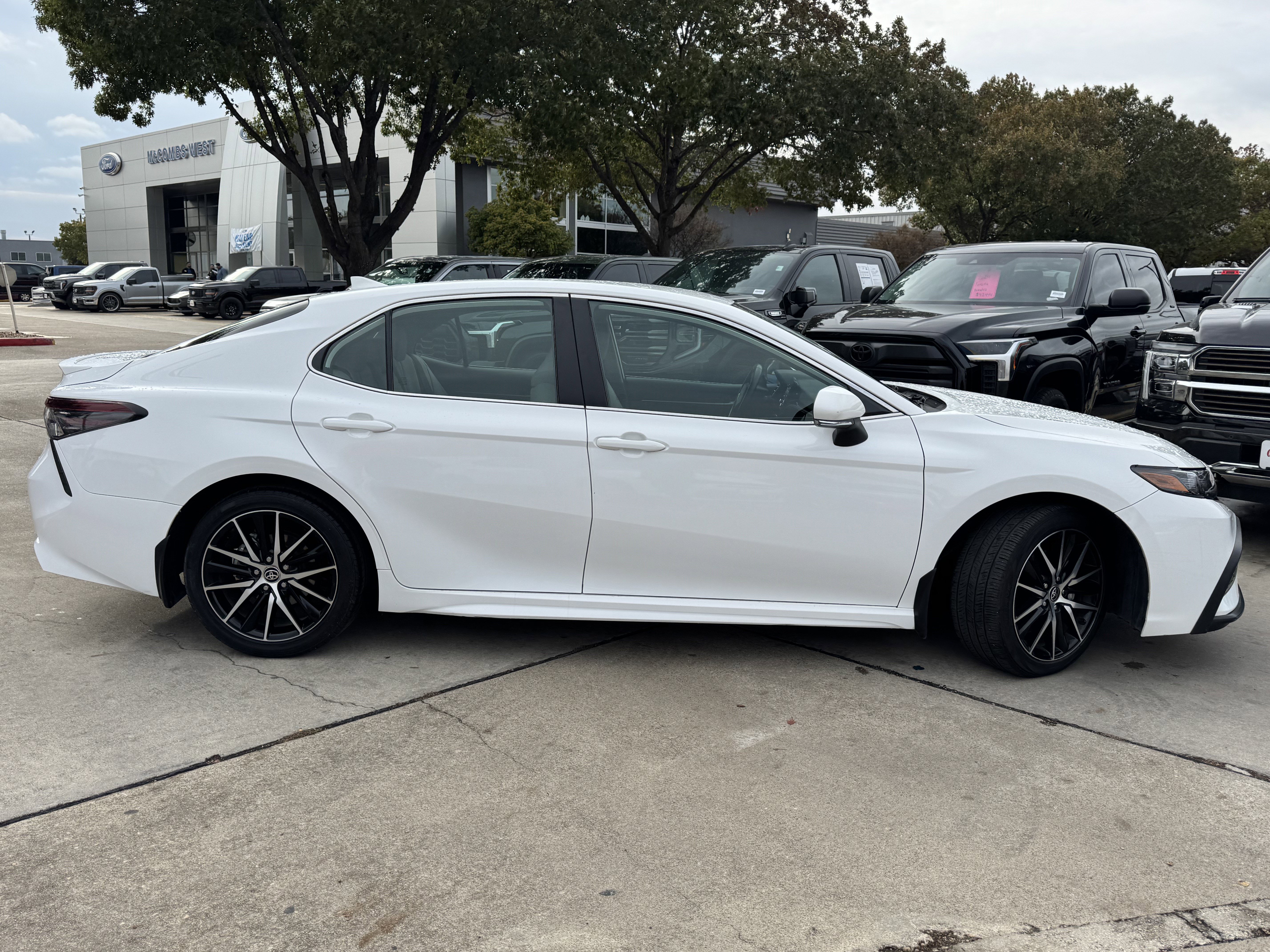 Used 2024 Toyota Camry SE image 4