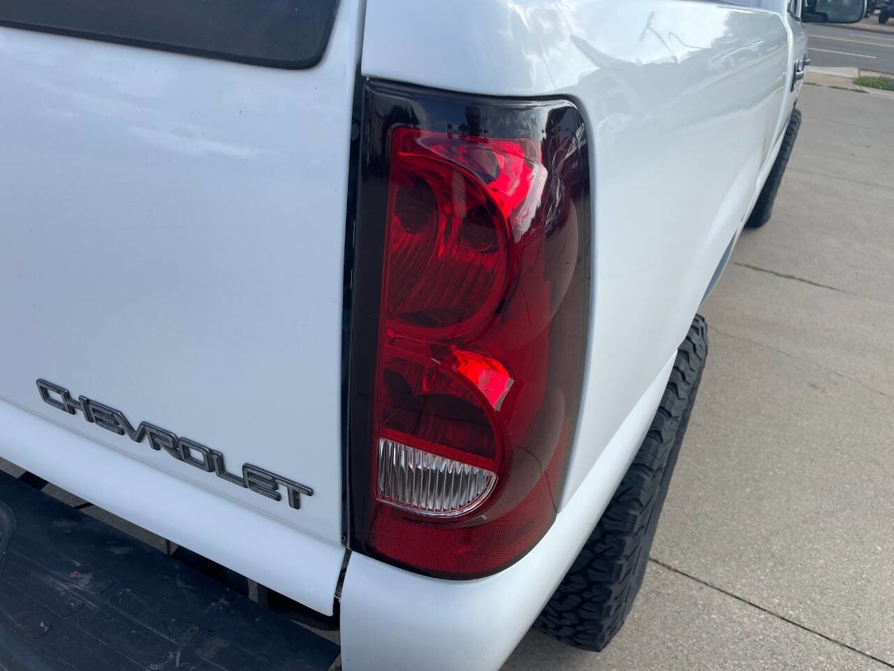 Used 2006 Chevrolet Silverado 2500 LT w/ Heavy-Duty Power Package image 23