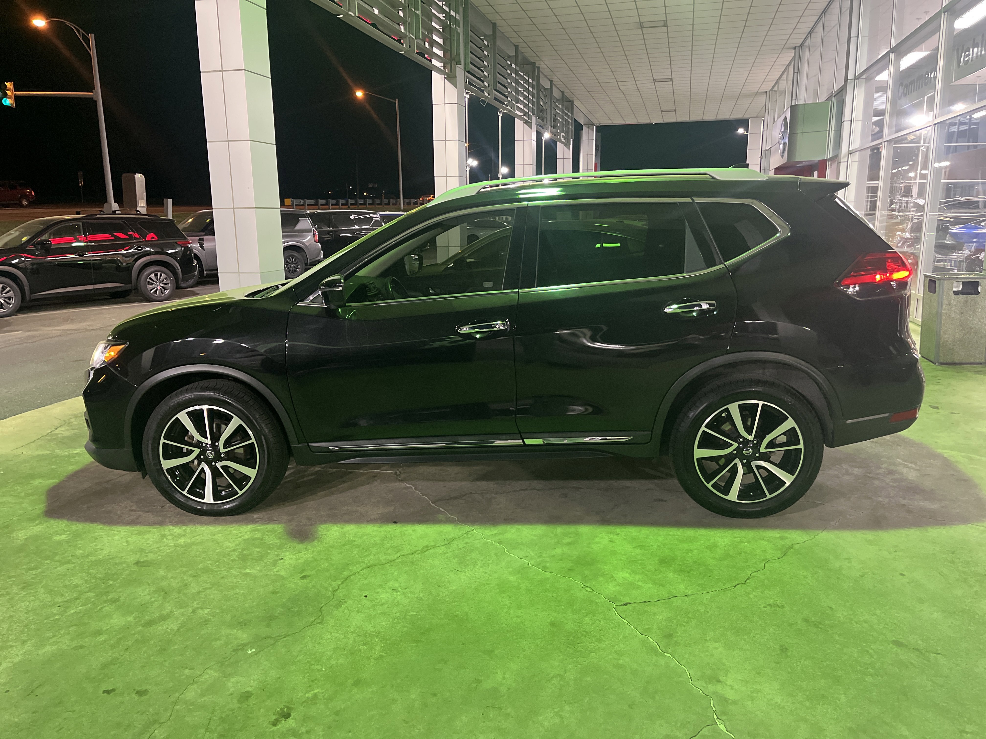 Used 2017 Nissan Rogue SL w/ SL Premium Package image 2