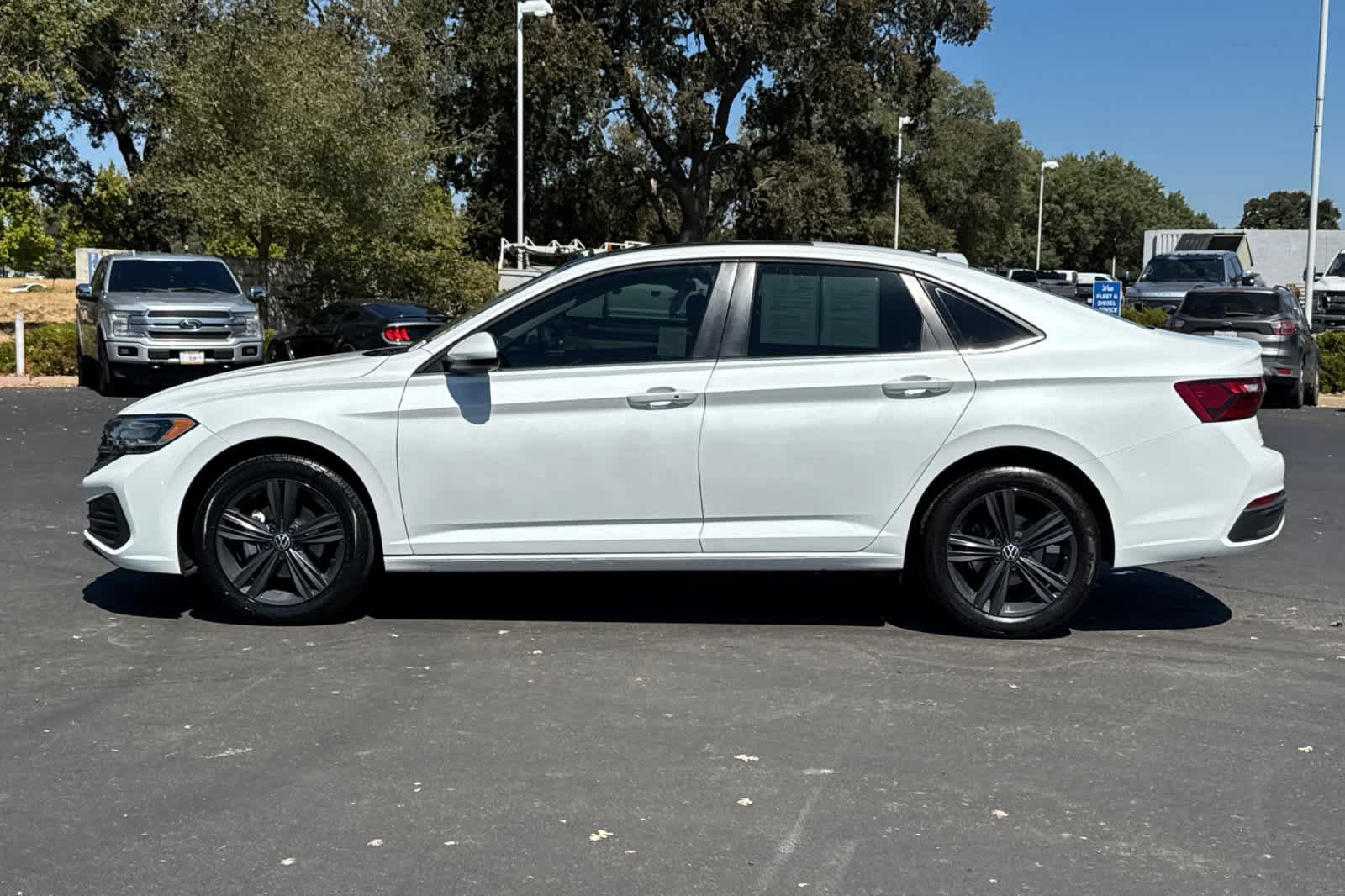 Used 2024 Volkswagen Jetta SE FWD image 5