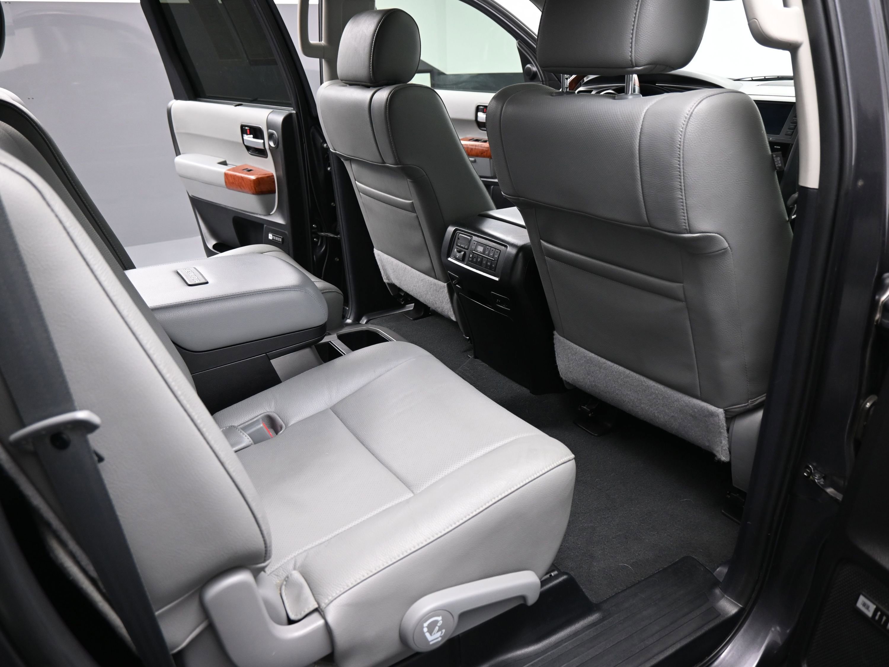 Used 2020 Toyota Sequoia Platinum image 19