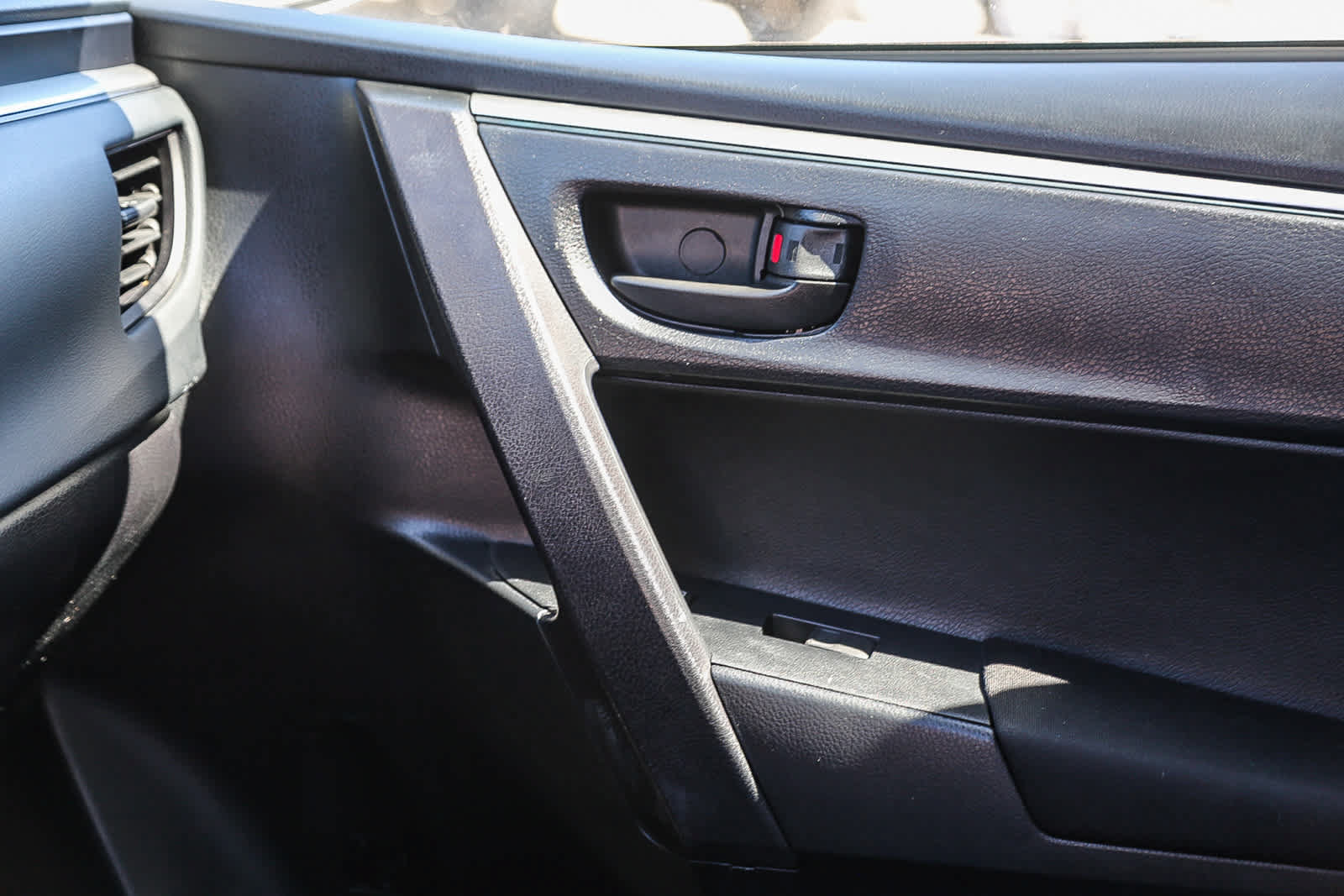 Used 2015 Toyota Corolla L FWD image 21