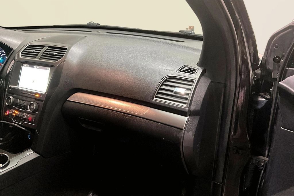 Used 2018 Ford Explorer XLT w/ XLT Appearance Package image 26