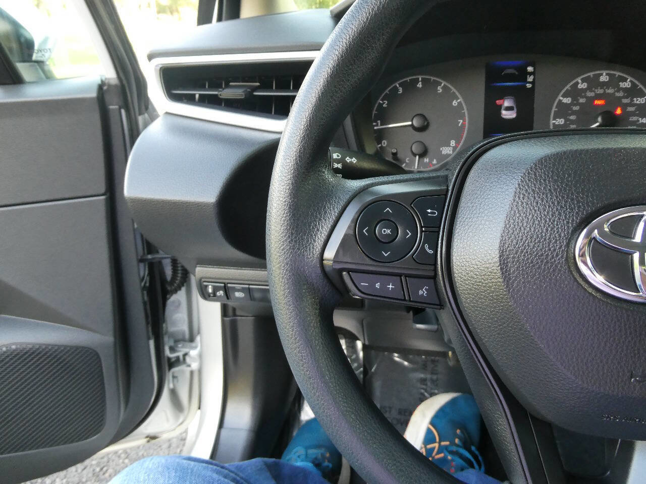 Used 2024 Toyota Corolla LE FWD image 11