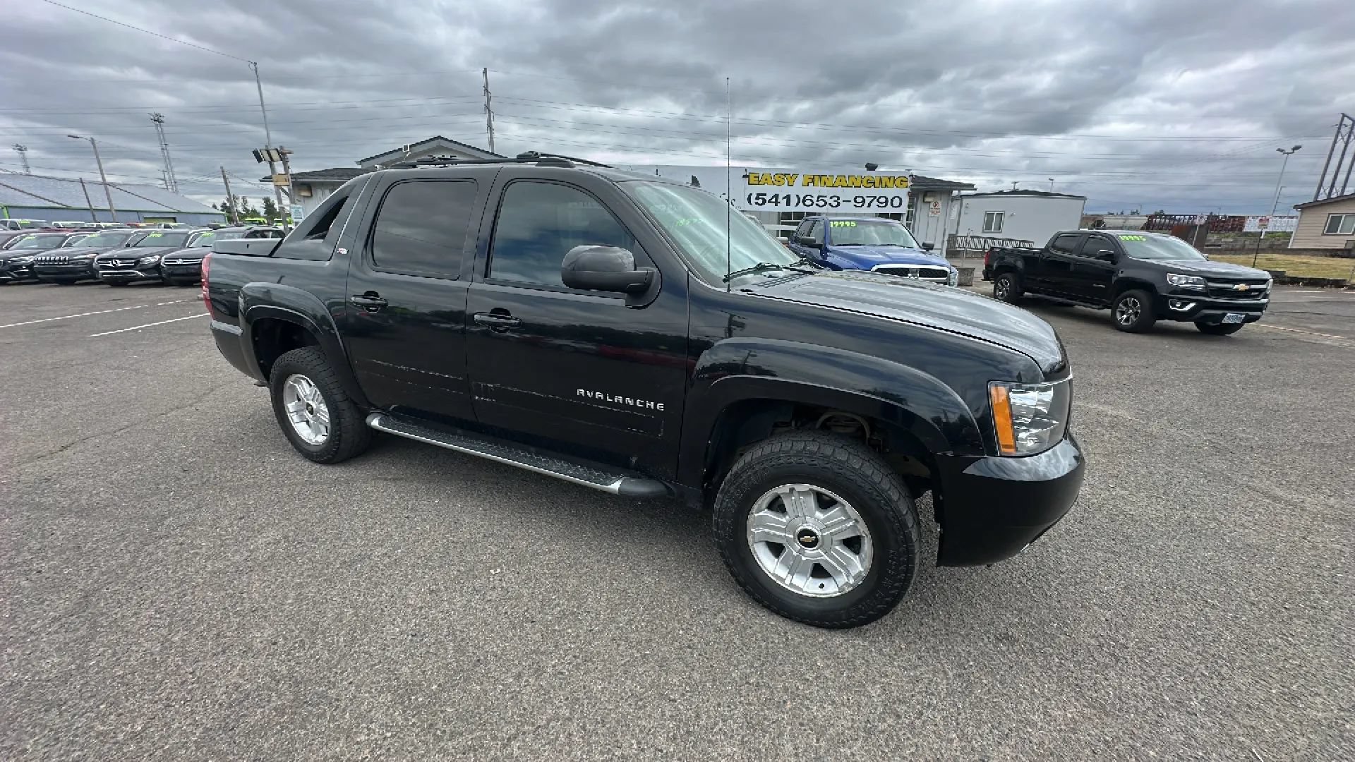 Used 2011 Chevrolet Avalanche LT w/ Luxury Package AWD/4WD image 2