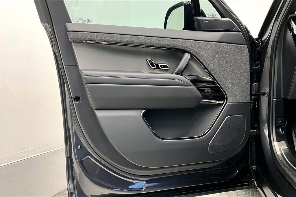 Used 2025 Land Rover Range Rover Sport SE image 18
