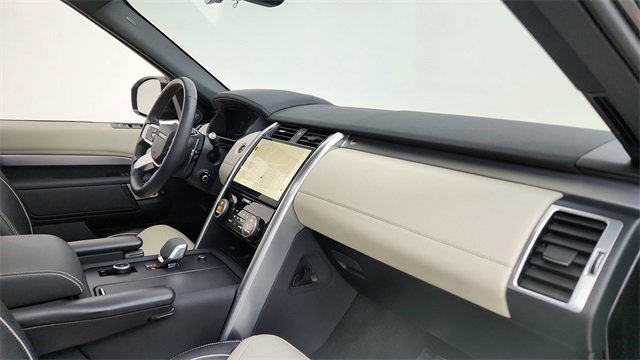 Used 2024 Land Rover Discovery Dynamic SE image 19