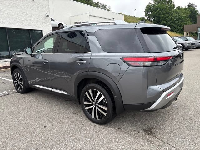 Certified 2024 Nissan Pathfinder Platinum w/ Black Appearance Package AWD/4WD image 3