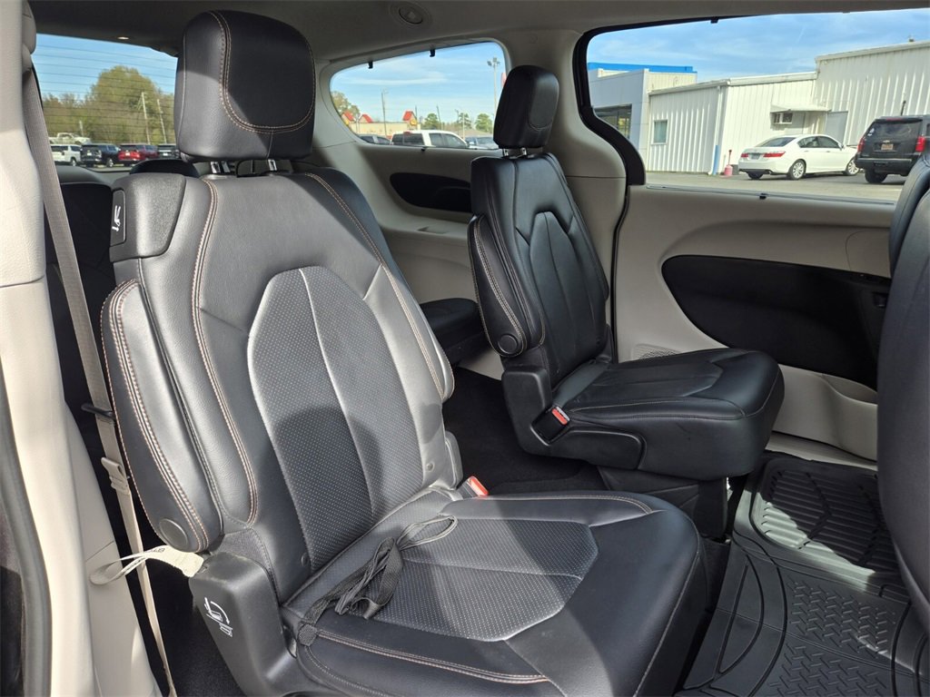 Used 2020 Chrysler Pacifica Touring-L image 21