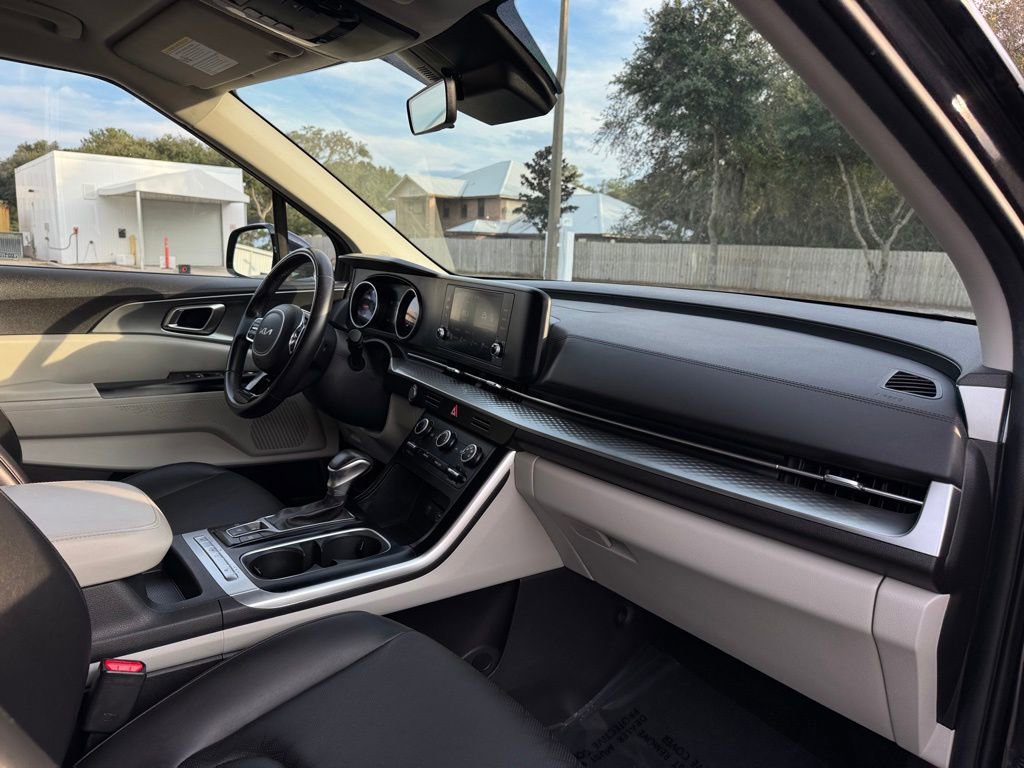 Used 2024 Kia Carnival LX image 29