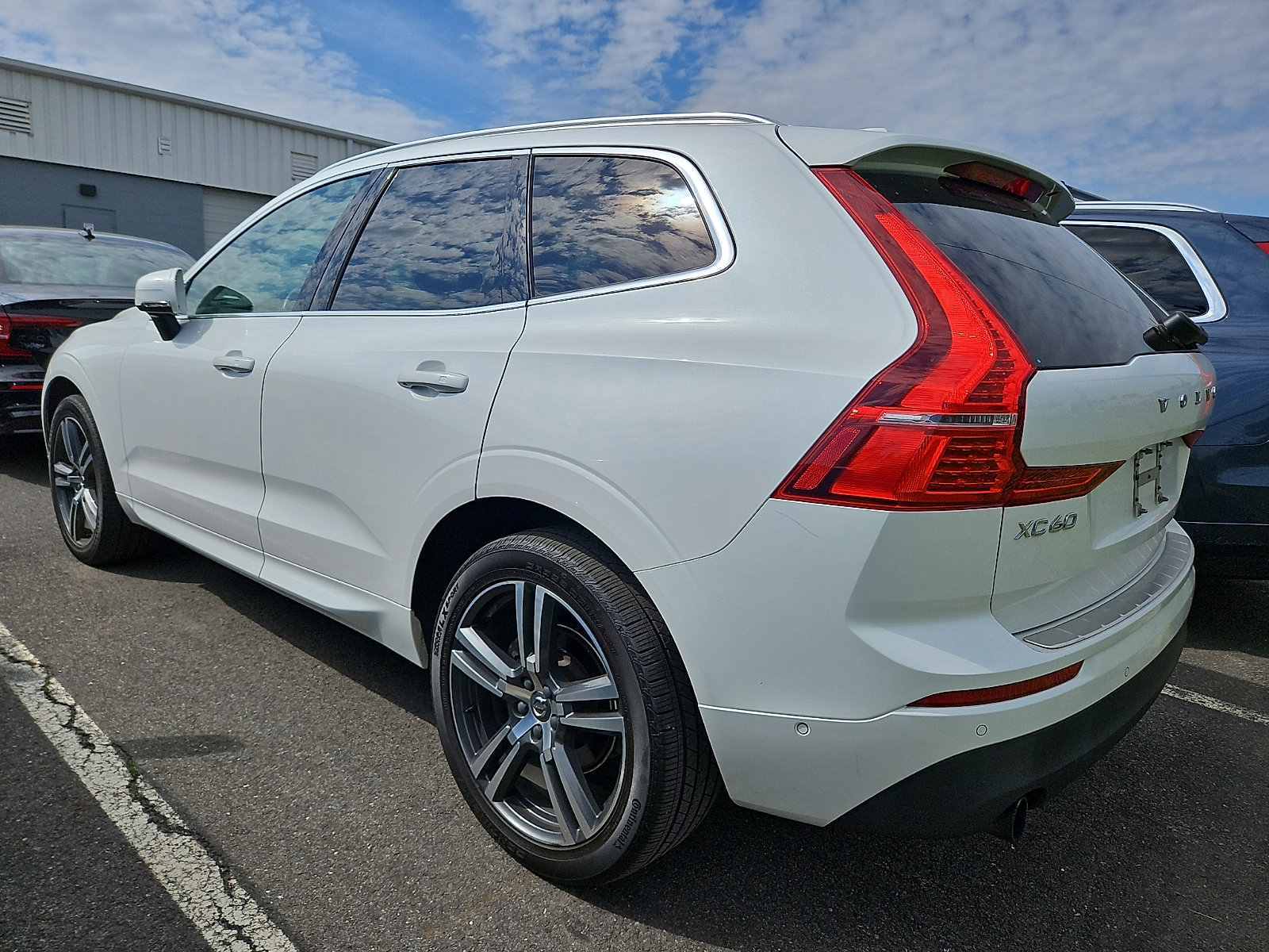 Used 2018 Volvo XC60 T5 Momentum w/ Vision Package AWD/4WD image 6