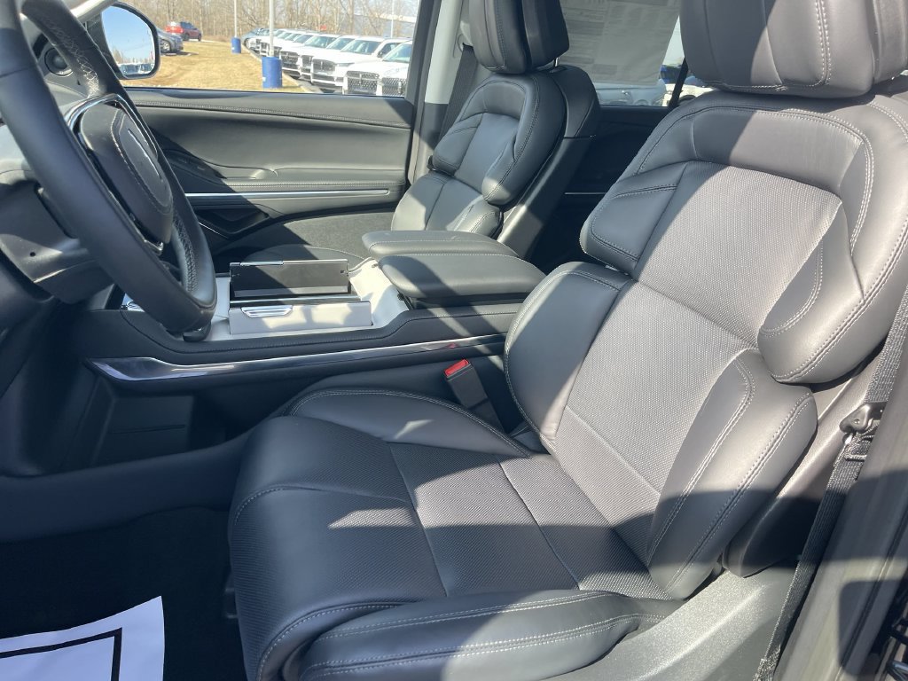New 2026 Lincoln Navigator L Reserve AWD/4WD image 17