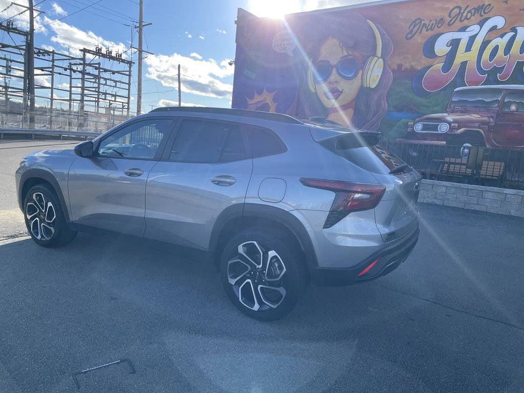 Used 2025 Chevrolet Trax RS w/ Sunroof Package image 3