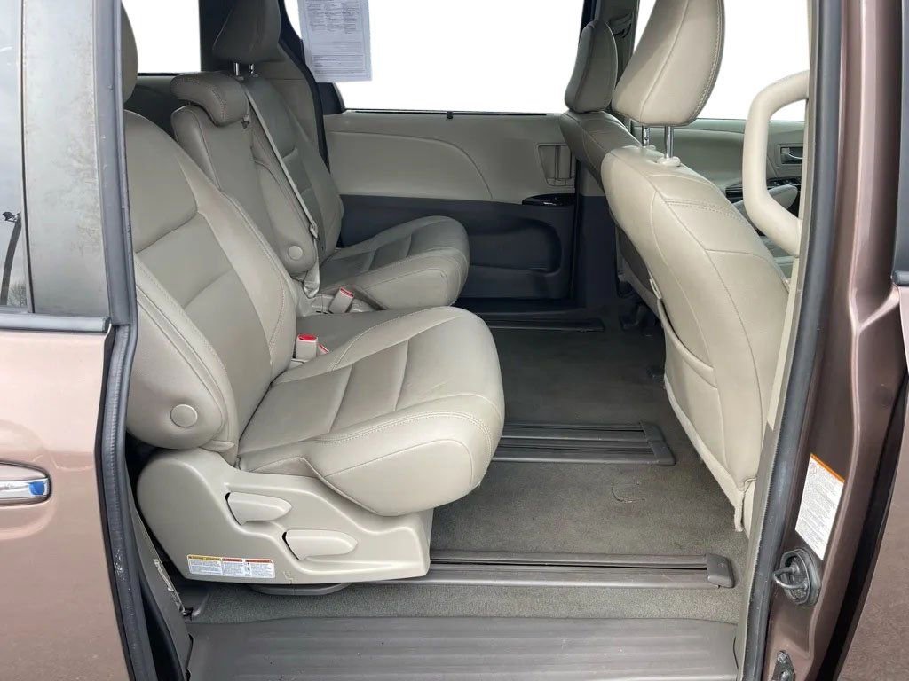 Used 2019 Toyota Sienna XLE image 16