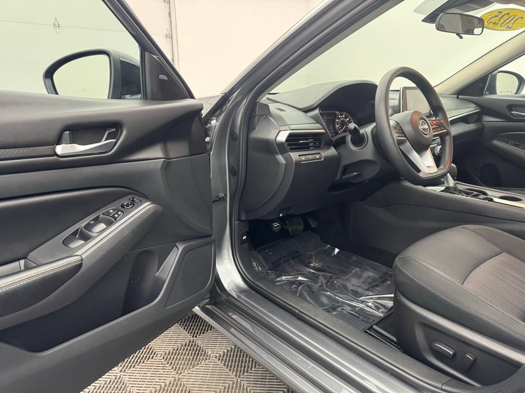 Used 2025 Nissan Altima 2.5 SV FWD image 12