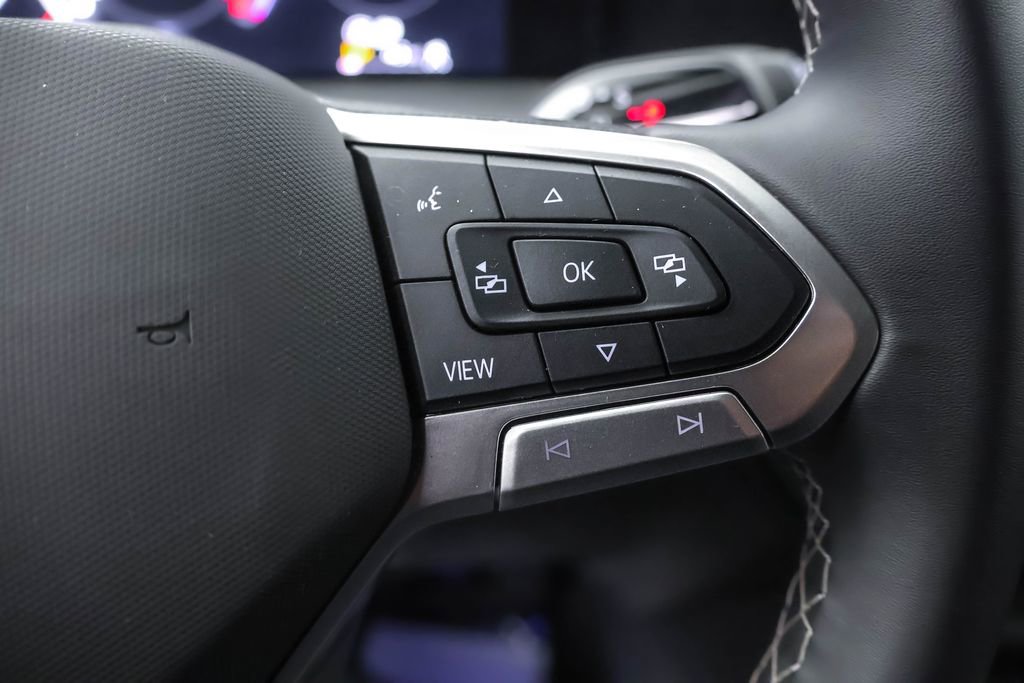 Used 2025 Volkswagen Tiguan SE image 13