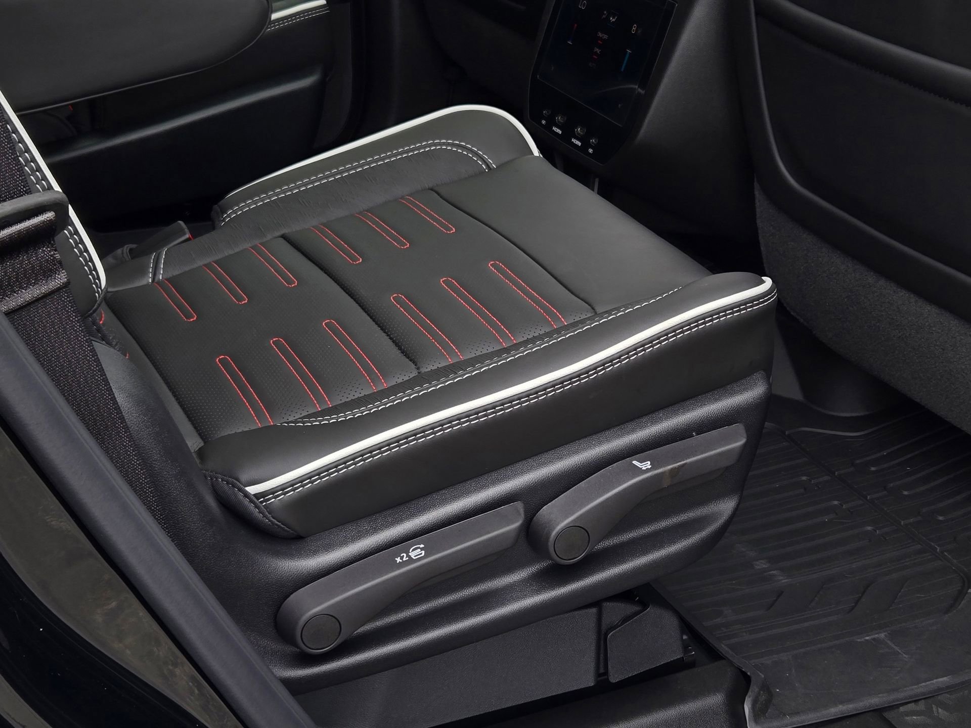 New 2026 GMC Yukon AT4 Ultimate w/ LPO, Floor Liner Package AWD/4WD image 26