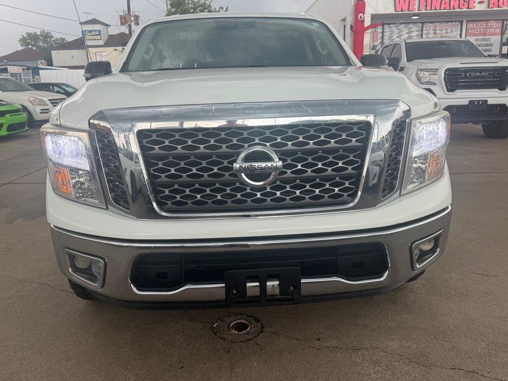 Used 2018 Nissan Titan SV RWD image 2