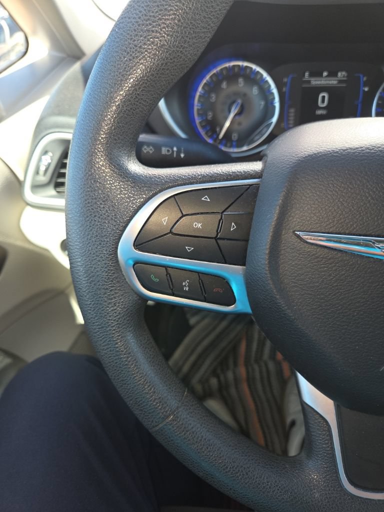 Used 2018 Chrysler Pacifica Touring w/ Tire & Wheel Group FWD image 17