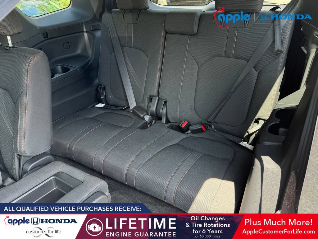 Used 2025 Honda Pilot Sport image 19