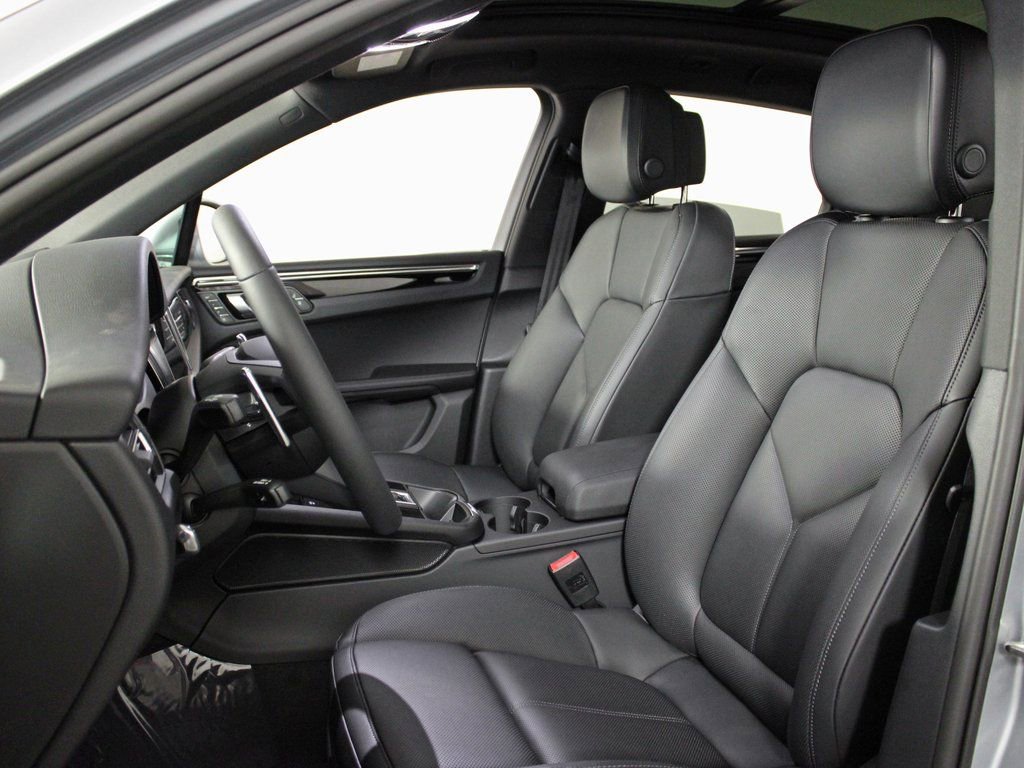 Certified 2025 Porsche Macan image 5