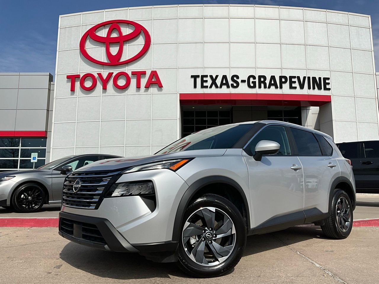 Used 2025 Nissan Rogue SV image 2