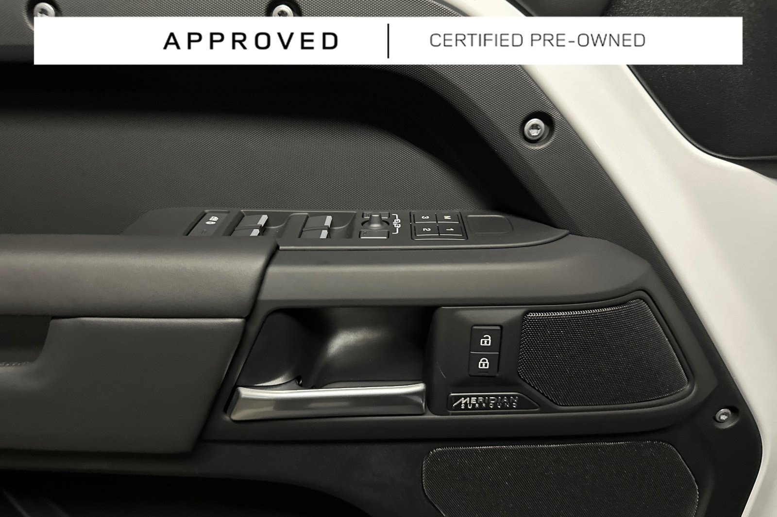 Used 2025 Land Rover Defender 130 X-Dynamic SE AWD/4WD image 38