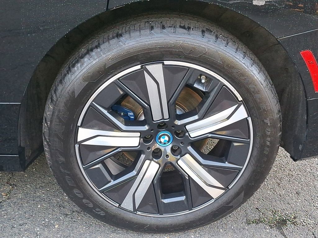 Used 2023 BMW iX xDrive50 w/ Sport Package AWD/4WD image 6