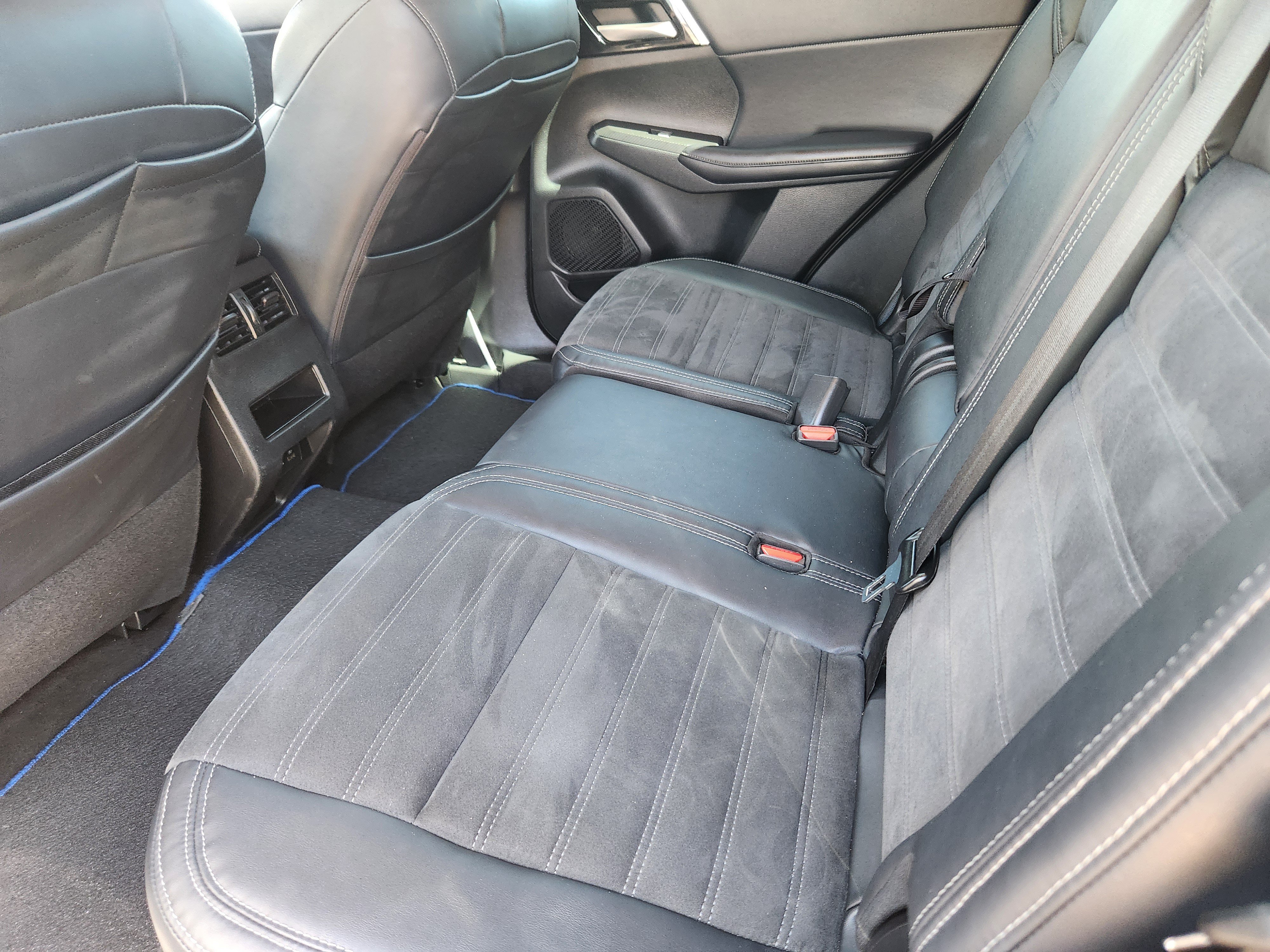 Used 2023 Mitsubishi Outlander SE AWD/4WD image 19