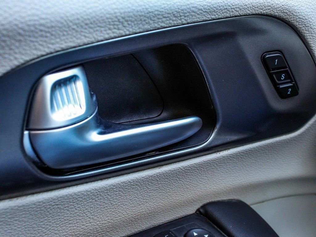 Used 2024 Chrysler Pacifica Touring-L image 9