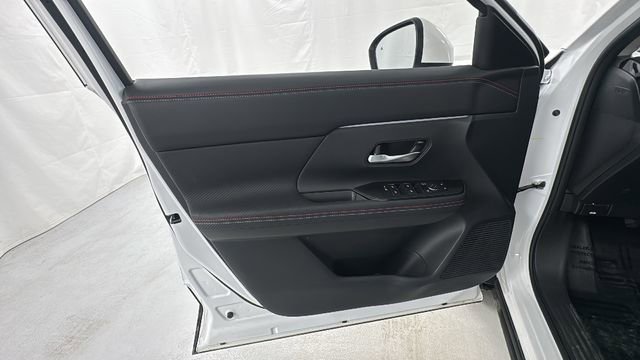 Certified 2025 Nissan Kicks SR image 18