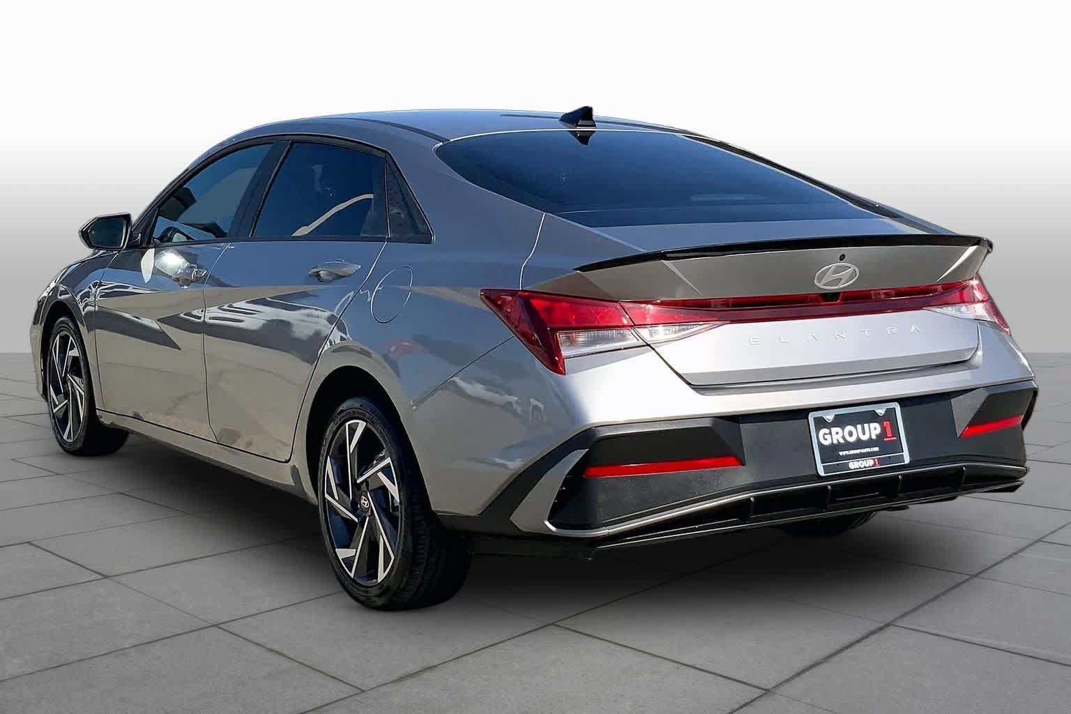 Used 2025 Hyundai Elantra Sport FWD image 11