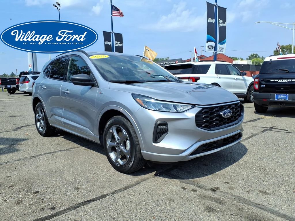 Certified 2023 Ford Escape ST-Line w/ Tech Pack #1 AWD/4WD image 3