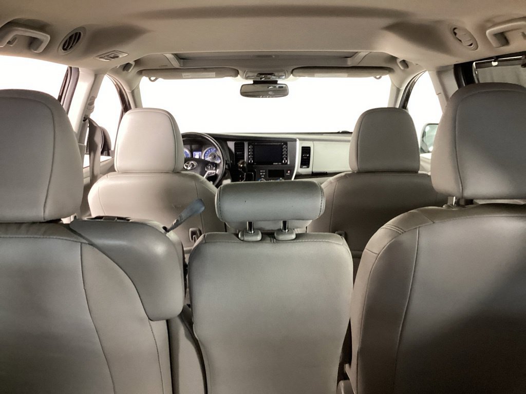 Used 2020 Toyota Sienna XLE FWD image 30