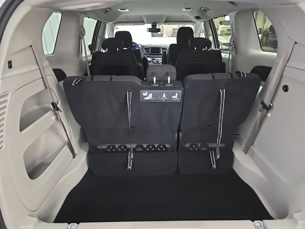 Used 2020 Chrysler Pacifica Touring w/ Tire & Wheel Group image 11