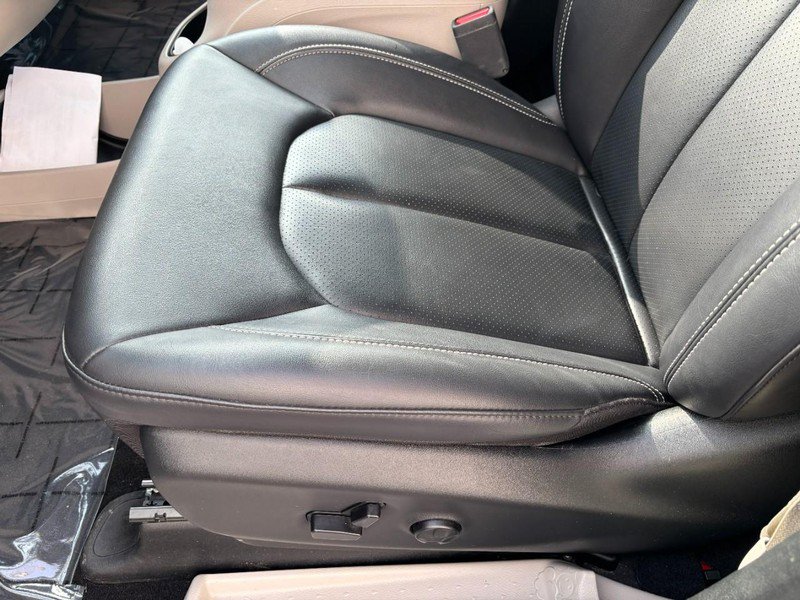 Used 2024 Chrysler Pacifica Touring-L FWD image 21