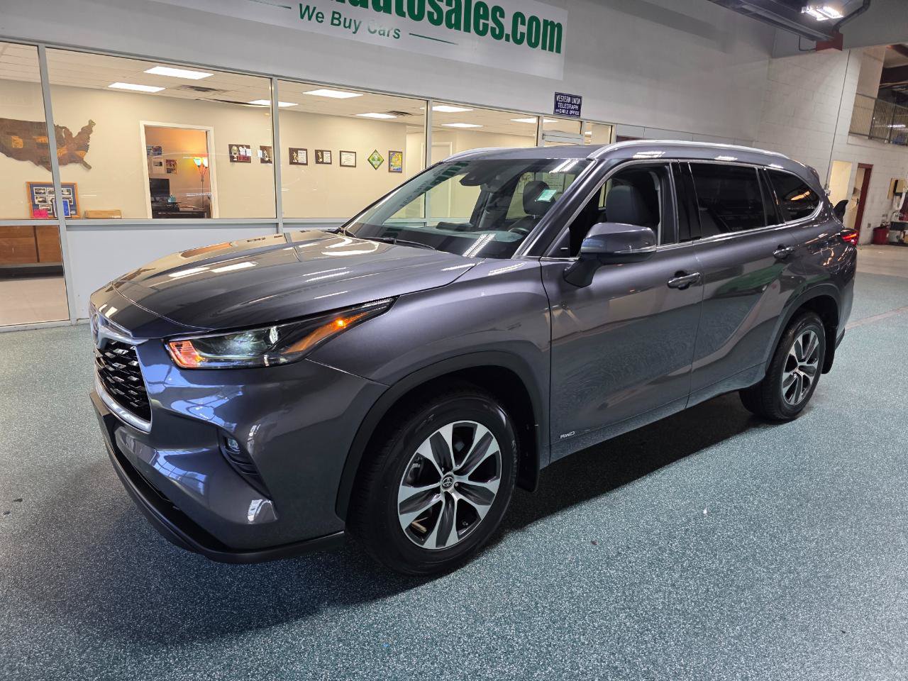 Used 2022 Toyota Highlander XLE AWD/4WD image 2