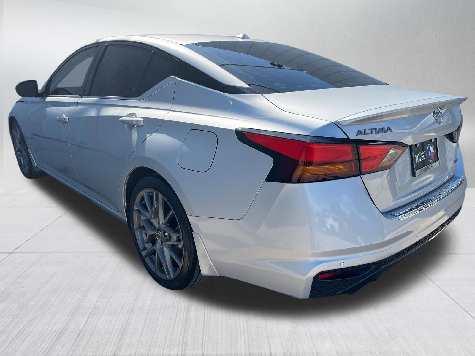 Used 2023 Nissan Altima 2.0 SR FWD image 6