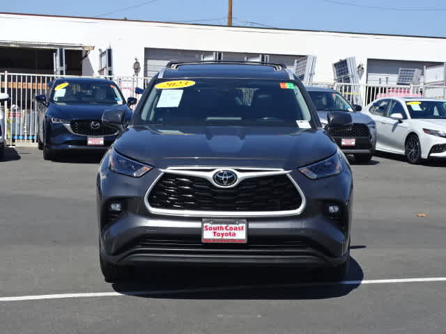 Used 2023 Toyota Highlander XLE FWD image 3