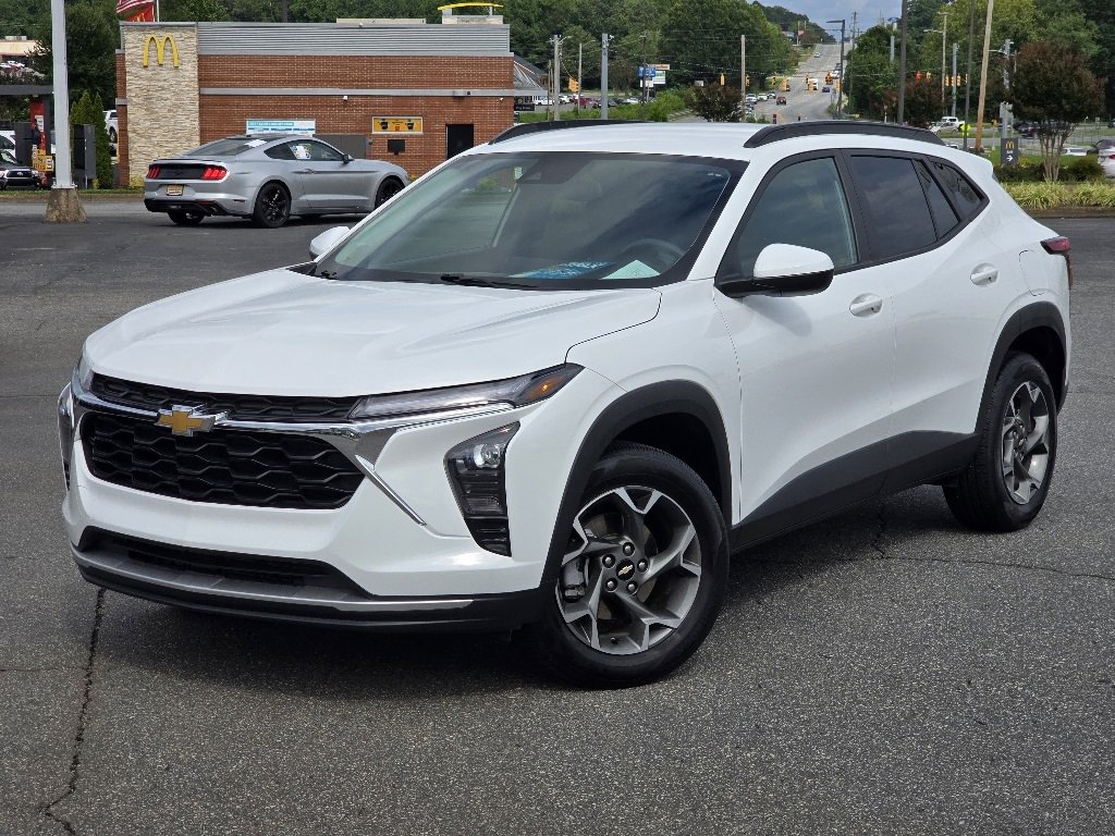 Used 2024 Chevrolet Trax LT image 2