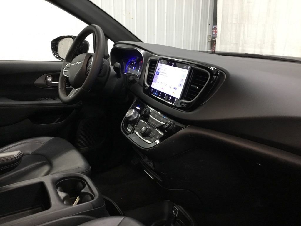 Used 2025 Chrysler Pacifica Select image 20