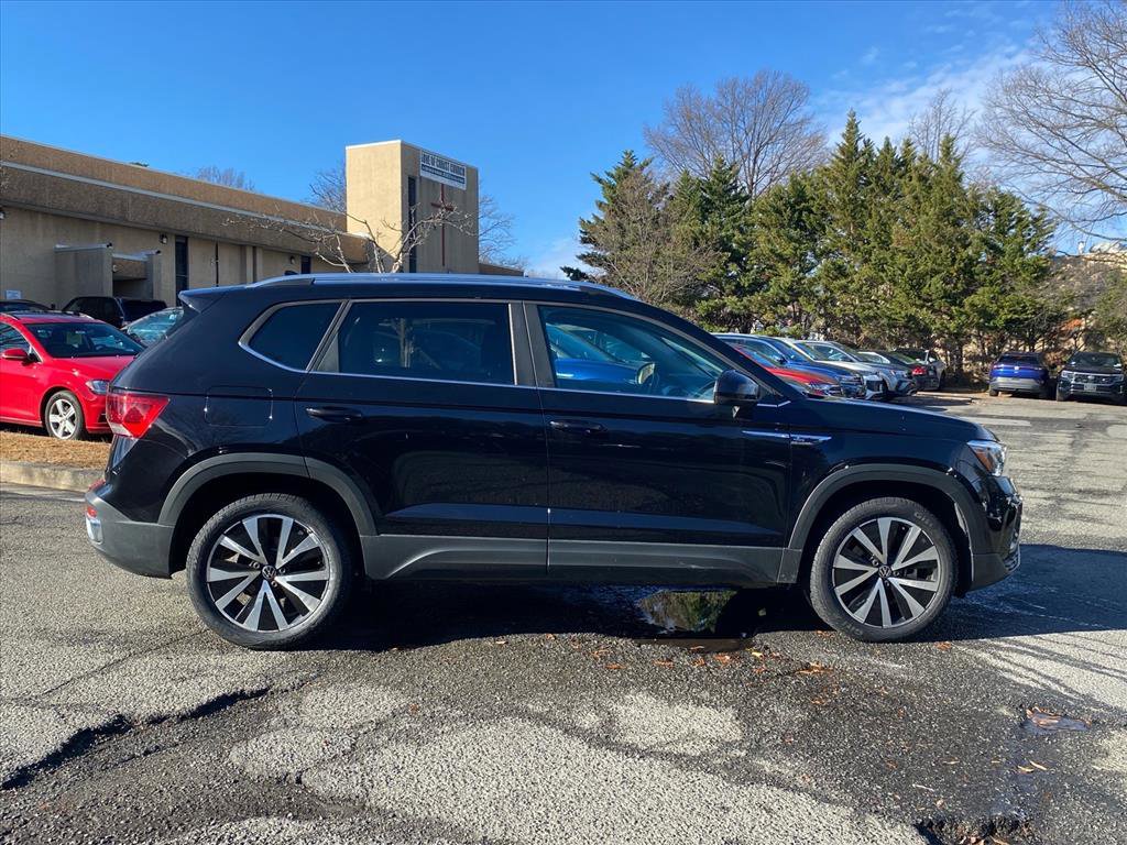 Used 2022 Volkswagen Taos SE w/ Panoramic Sunroof Package image 2