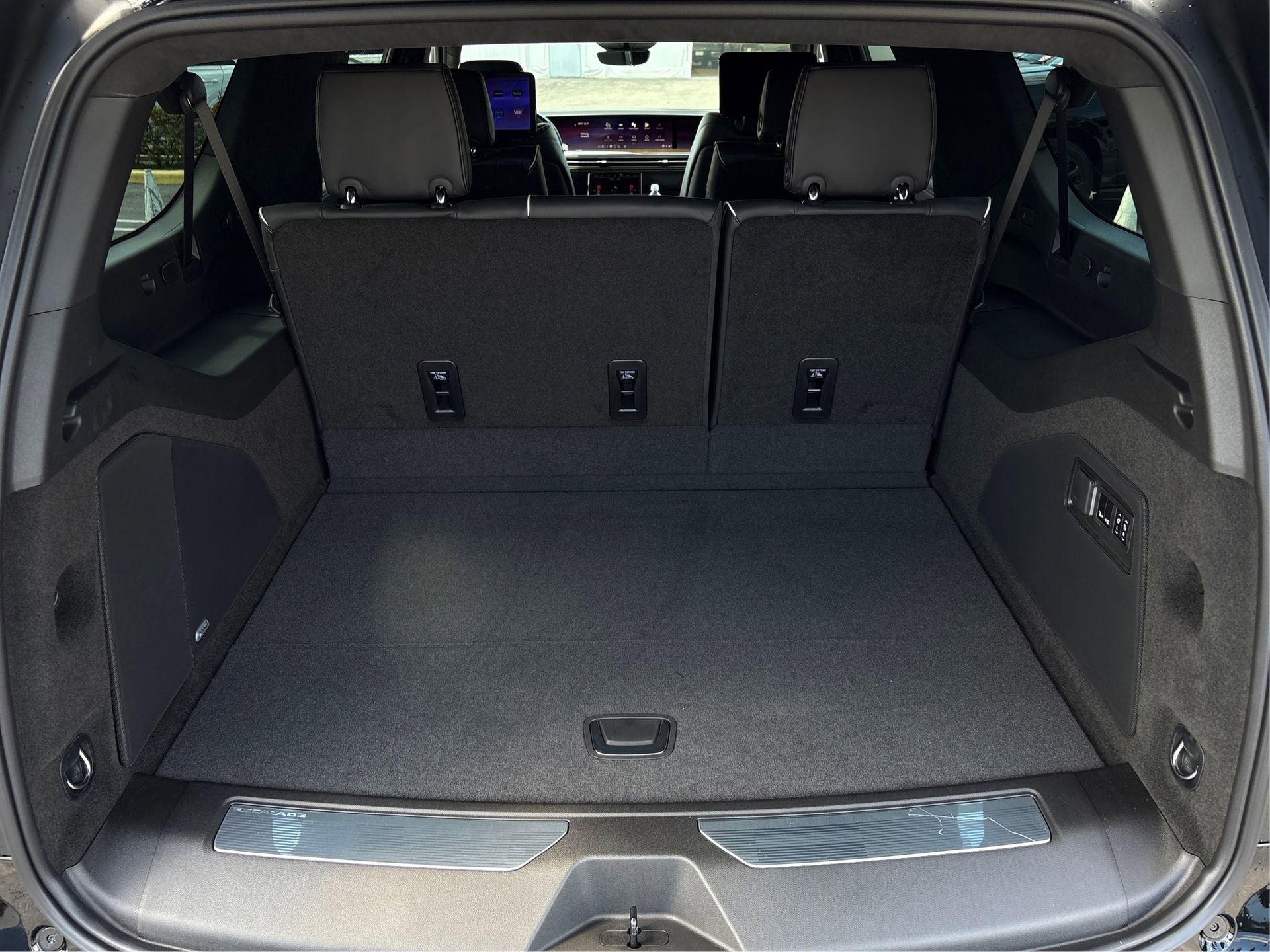 New 2026 Cadillac Escalade ESV Platinum Sport w/ LPO, ONYX Package image 11