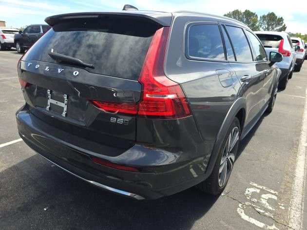 Used 2025 Volvo V60 B5 Cross Country Plus AWD/4WD image 4