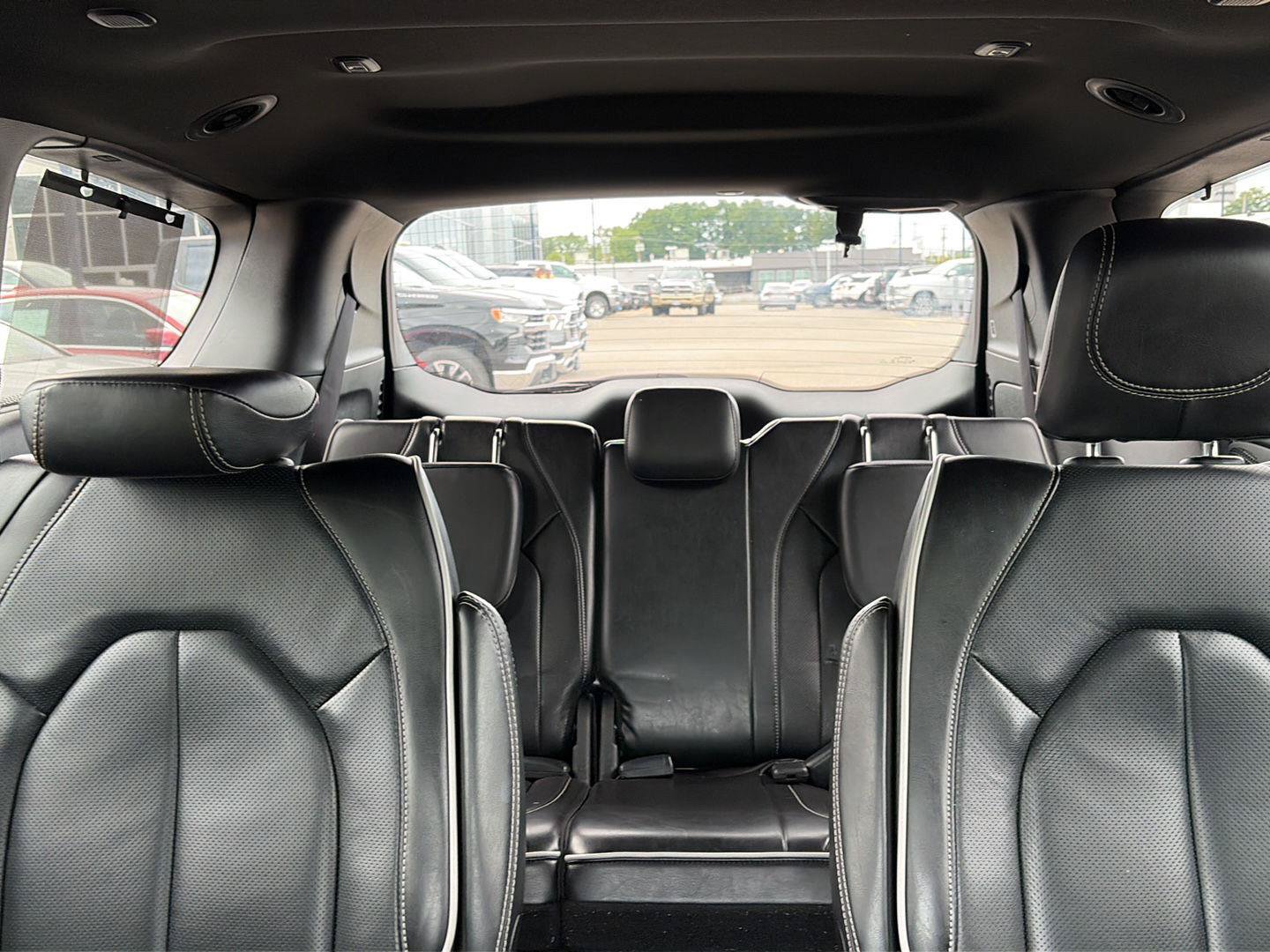 Used 2025 Chrysler Pacifica Limited FWD image 13