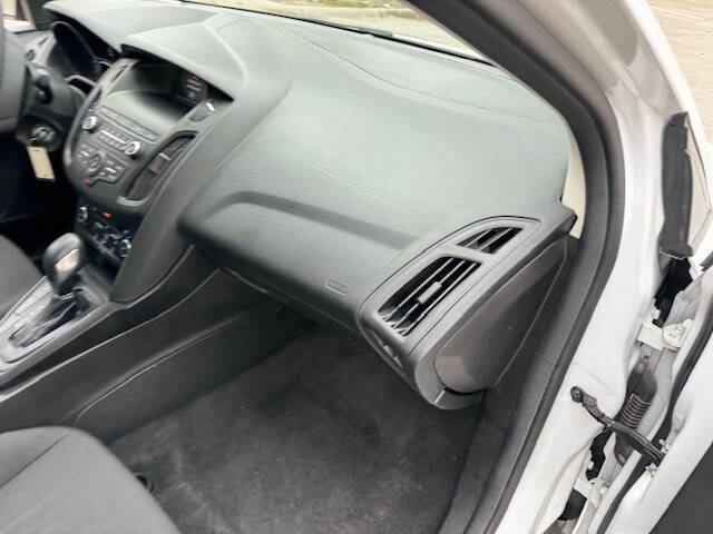 Used 2018 Ford Focus SE w/ SE Appearance Package image 24